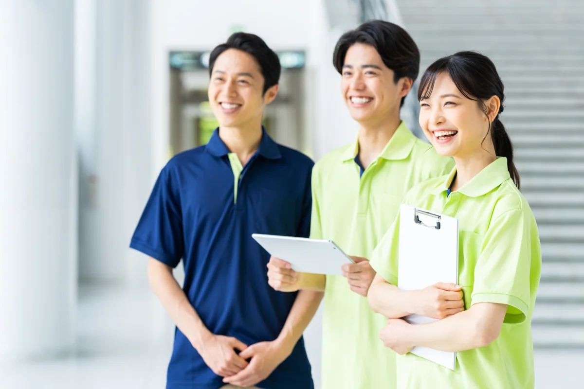 利用者に寄り添う介護スタッフ