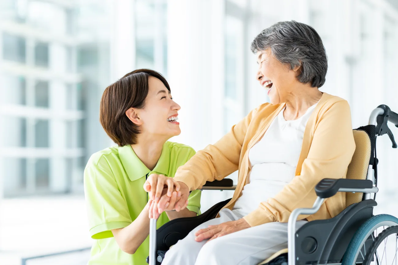 笑顔で働く介護スタッフ