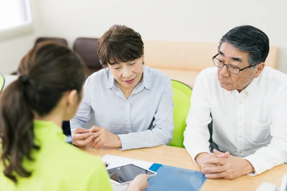 ご利用者様と相談する介護スタッフ